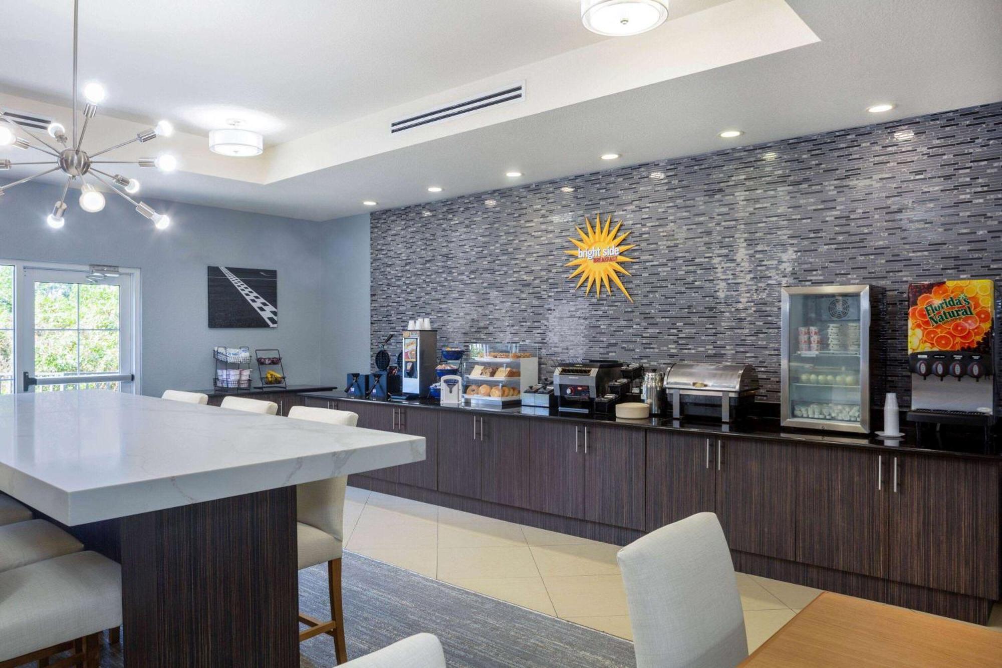 La Quinta By Wyndham Sebring Hotel Exterior photo